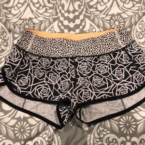 Patterned lulu lemon shorts!!